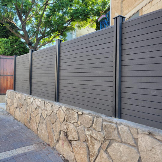 גדרות אלומיניום בעיצוב מודרני יופי ושקט לשנים עמידות מחפשים פתרון לגדר חזקה, אסתטית ובלי תחזוקה? ב־א.ס פתרונות לחצר תמצאו גדרות אלומיניום בהתאמה אישית – בעיצוב נקי ומודרני, עמידות מלאה לשמש ולגשם ללא חלודה וללא צורך בצביעה. מגוון דגמים לבחירה, שילוב מושלם של פרטיות וביטחון – עם התקנה מהירה ואחריות